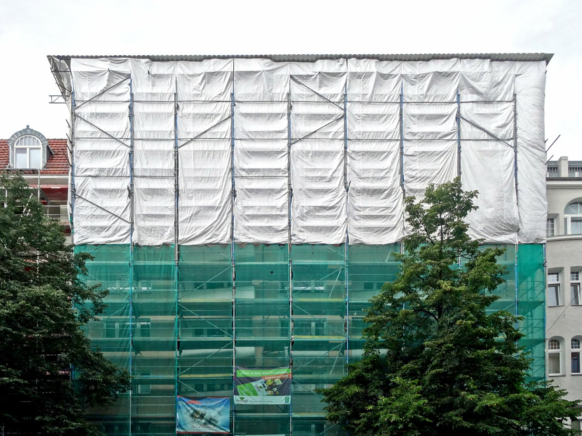 Beim Bau der ADAC-Zentrale in München schützte eine blickdichte Protect-Einhausung die obersten Geschosse vor Wind und Wetter. 