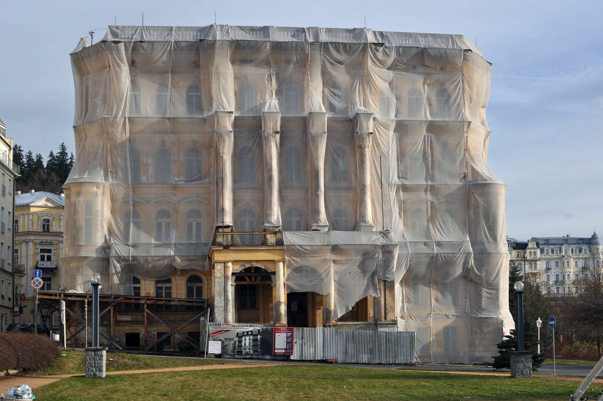 Einhausungen und Bekleidungen von Gerüstkonstruktionen | Gerüste und ...