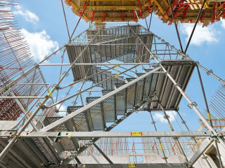 Gegenläufig montierte Treppe bei einem Getreidesilo in Parma, Italien