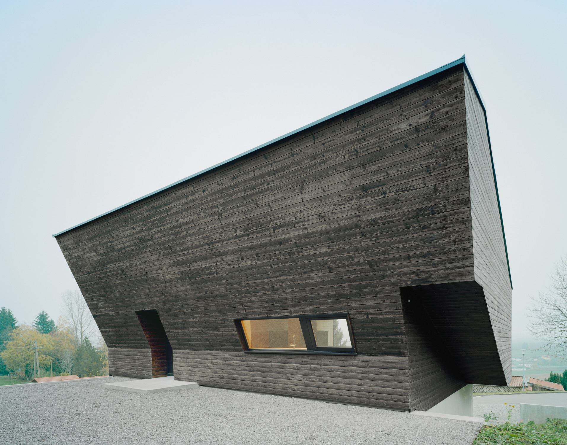 Geneigte Fassade der Eingangsseite im Nordwesten