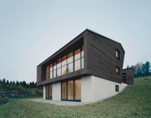 Die Schauseite des Hauses mit großen Verglasungen ist nach Südosten gerichtet