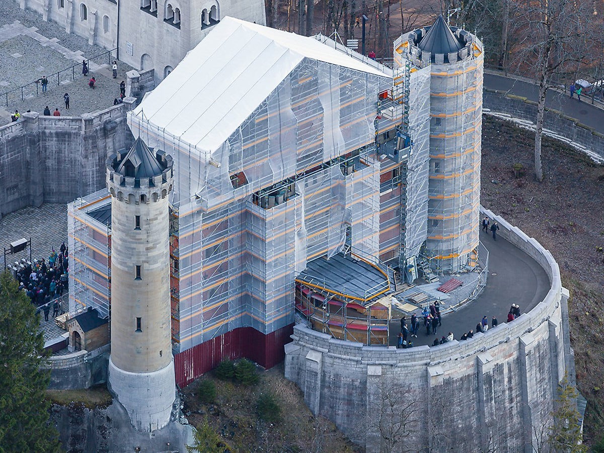 Einsatz eines Wetterschutzdaches bei umfangreichen Sanierungsmaßnahmen am Torbau vom Schloss Neuschwanstein in Schwangau
