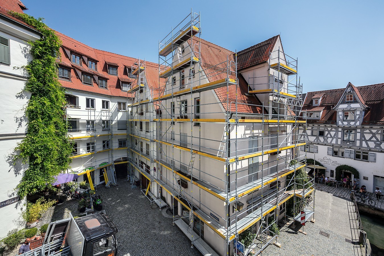 Rahmengerüste bestehen in der Grundform aus Vertikal- und Horizontalrahmen, aus Belag, Diagonalen und Seitenschutz, die am Einsatzort ineinander gesteckt werden