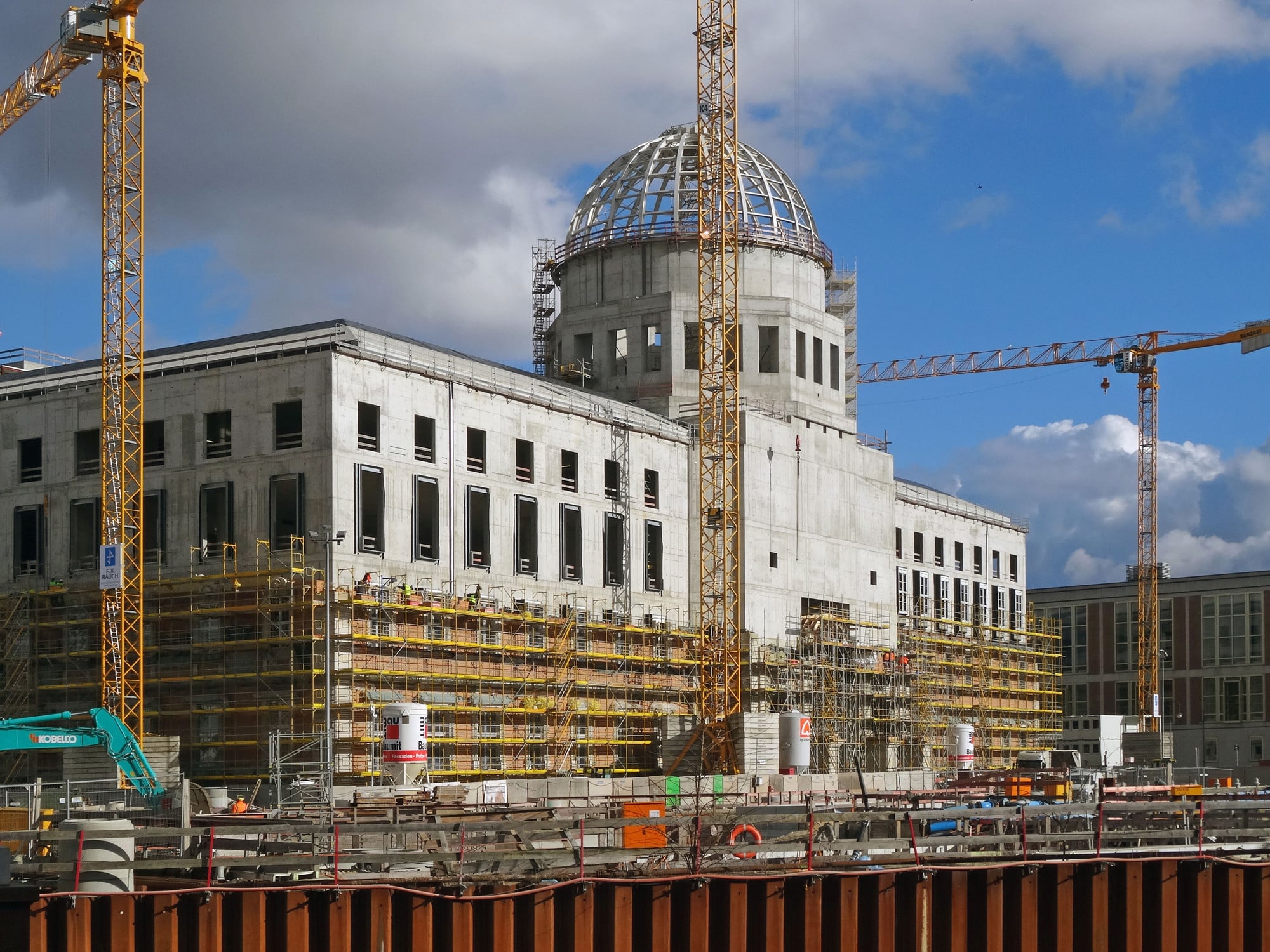 Eingesetzt werden sie als Arbeits- und Schutzgerüste hauptsächlich für Fassaden oder als Schutzgerüste, die den Absturz von Personen oder Material verhindern (Bild: Fassadengerüst am Humboldt-Forum Berlin)