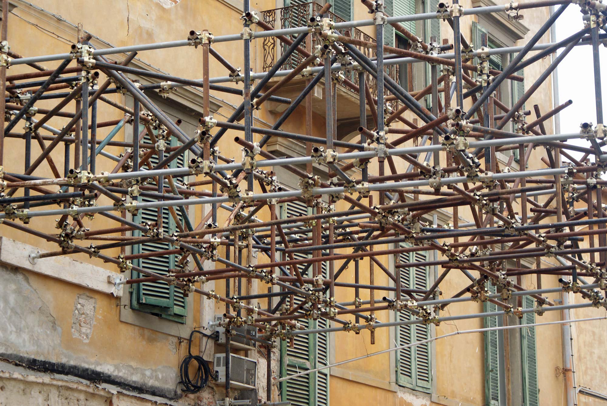 Ein Stahlrohr-Kupplungsgerüst besteht aus Stahlrohren, Kupplungen und anderen systemunabhängigen Gerüstbauteilen. 