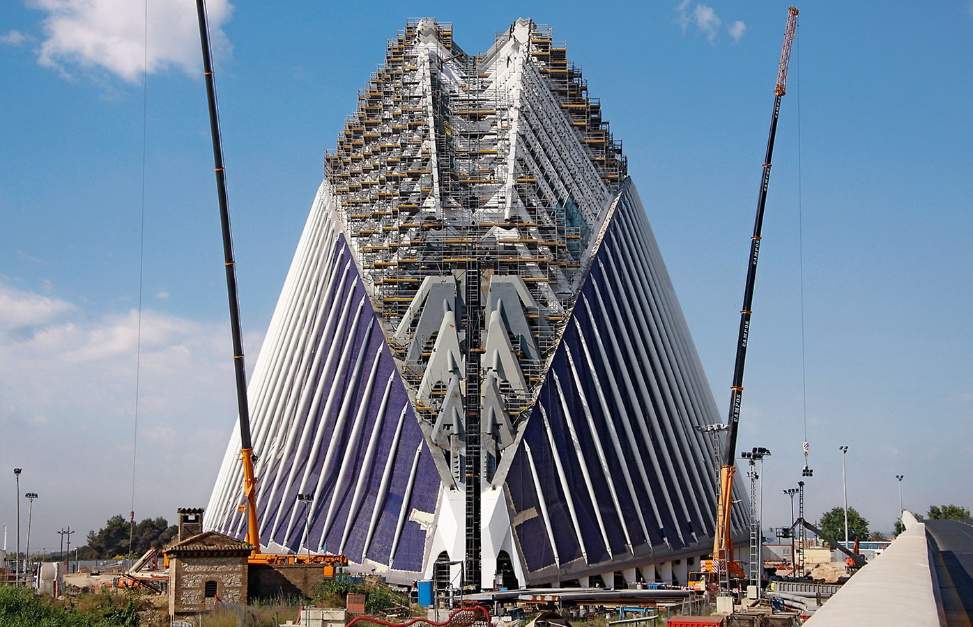 Am Multifunktionszentrum in der Ciudad de las Artes y de las Ciencias in Valencia kam ein gigantisches Raumgerüst auf knapp 80 Meter Höhe zum Einsatz
