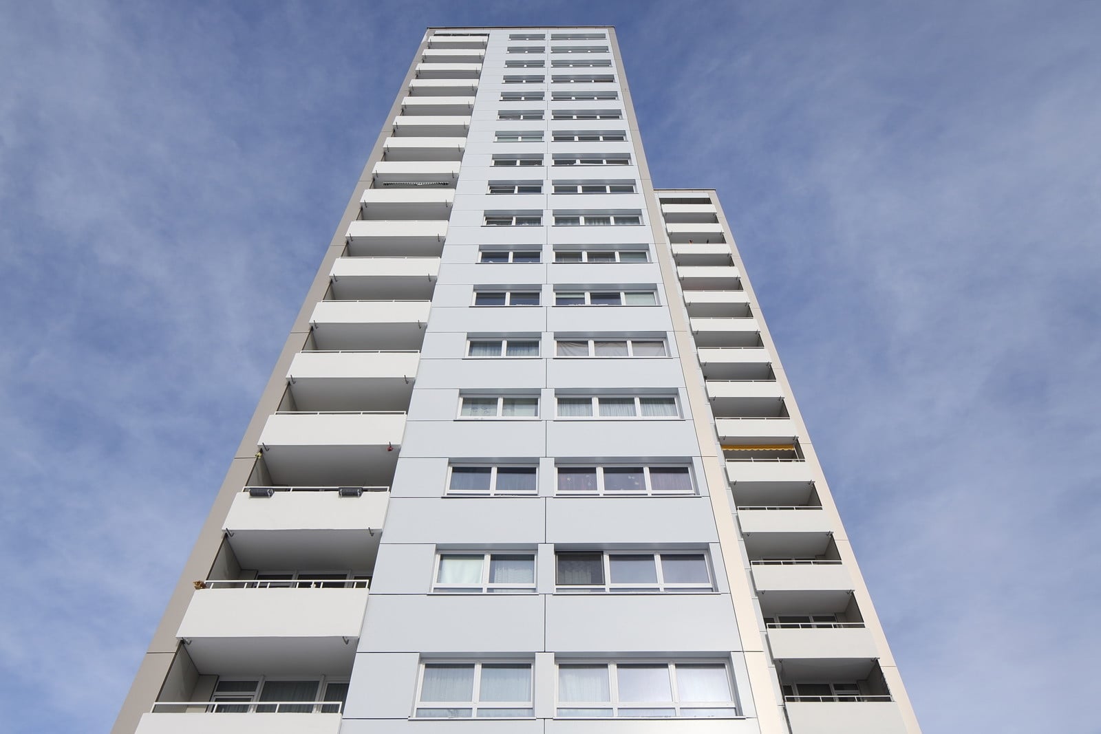 Die Fassaden sollten aufgewertet, die Struktur mit vorspringenden Balkonen, Fensterbändern und Brüstungen jedoch weitgehend erhalten bleiben