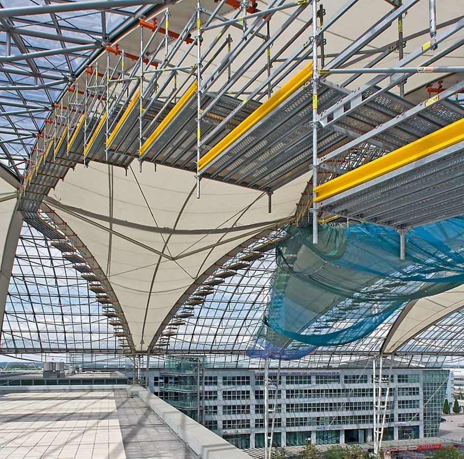 Schutznetze und die Schutzdachkonstruktion garantieren die Sicherheit der Passanten (Bild: Flughafen München)