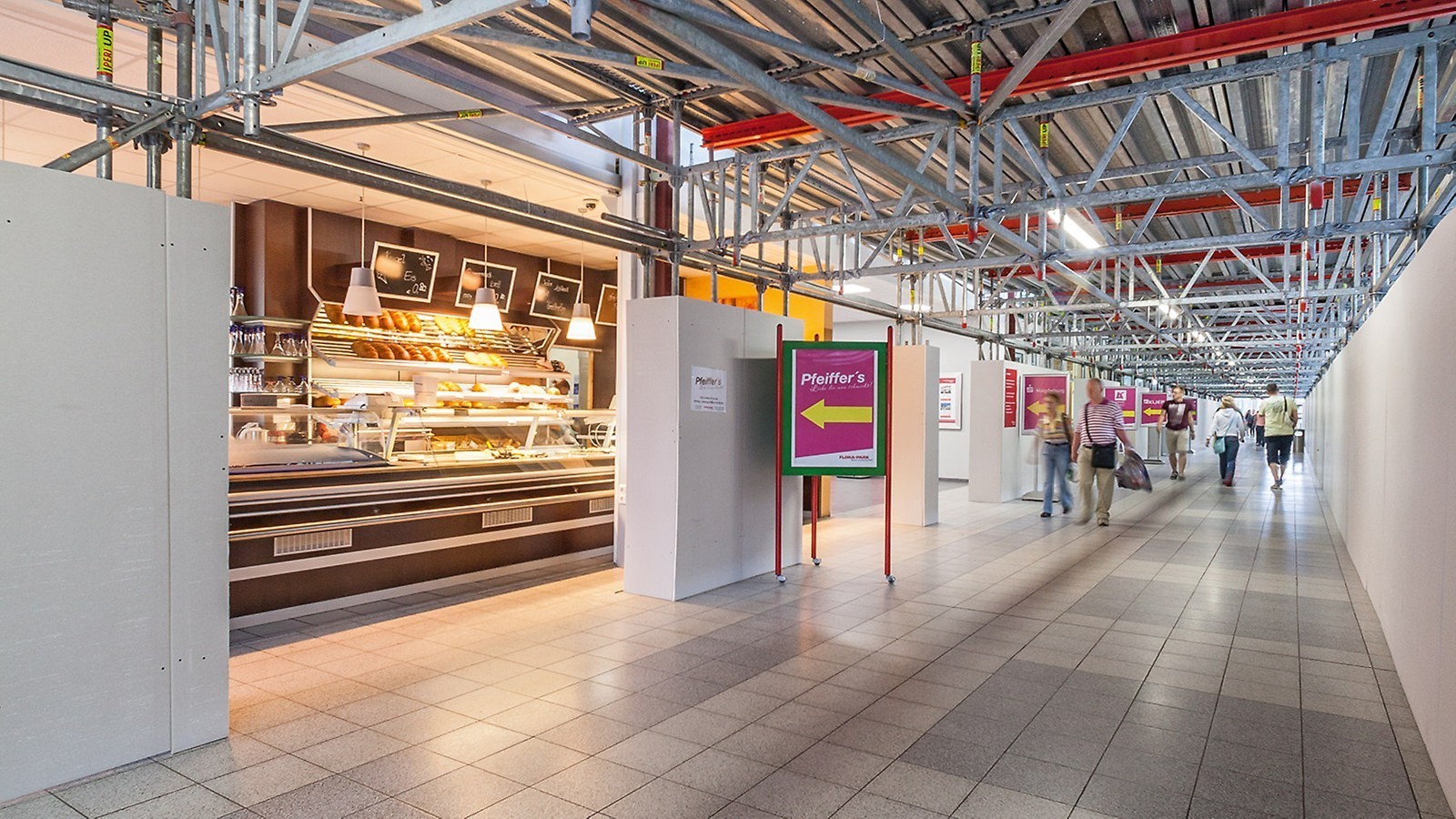 Gitterträger überbrücken die Zugangswege für Passanten in einem Magdeburger Einkaufszentrum während der Umbaumaßnahmen