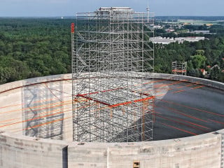 72 Meter hohes Trag- und Arbeitsgerüst im Zuckersilo Uelzen zur Montage der Holzdachkonstruktion