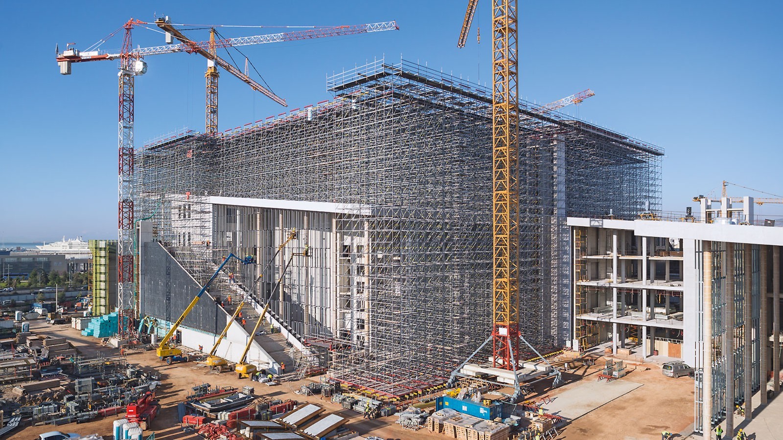 Das Traggerüst beim Bau des Stavros Niarchos Foundation Cultural Center (SNFCC) in Athen musste eine Vielzahl von Funktionen übernehmen