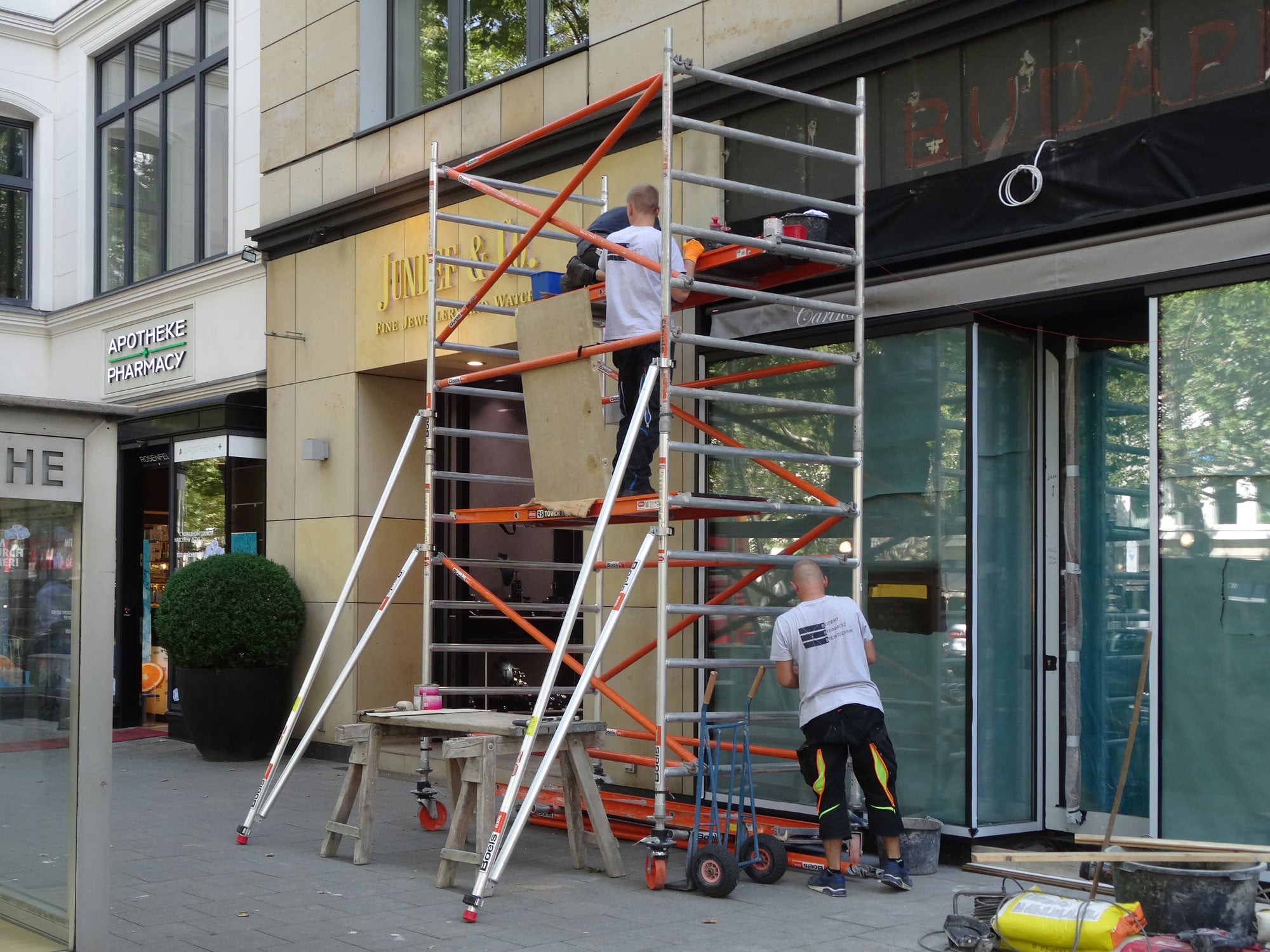 Fahrgerüst bei Fassadenarbeiten