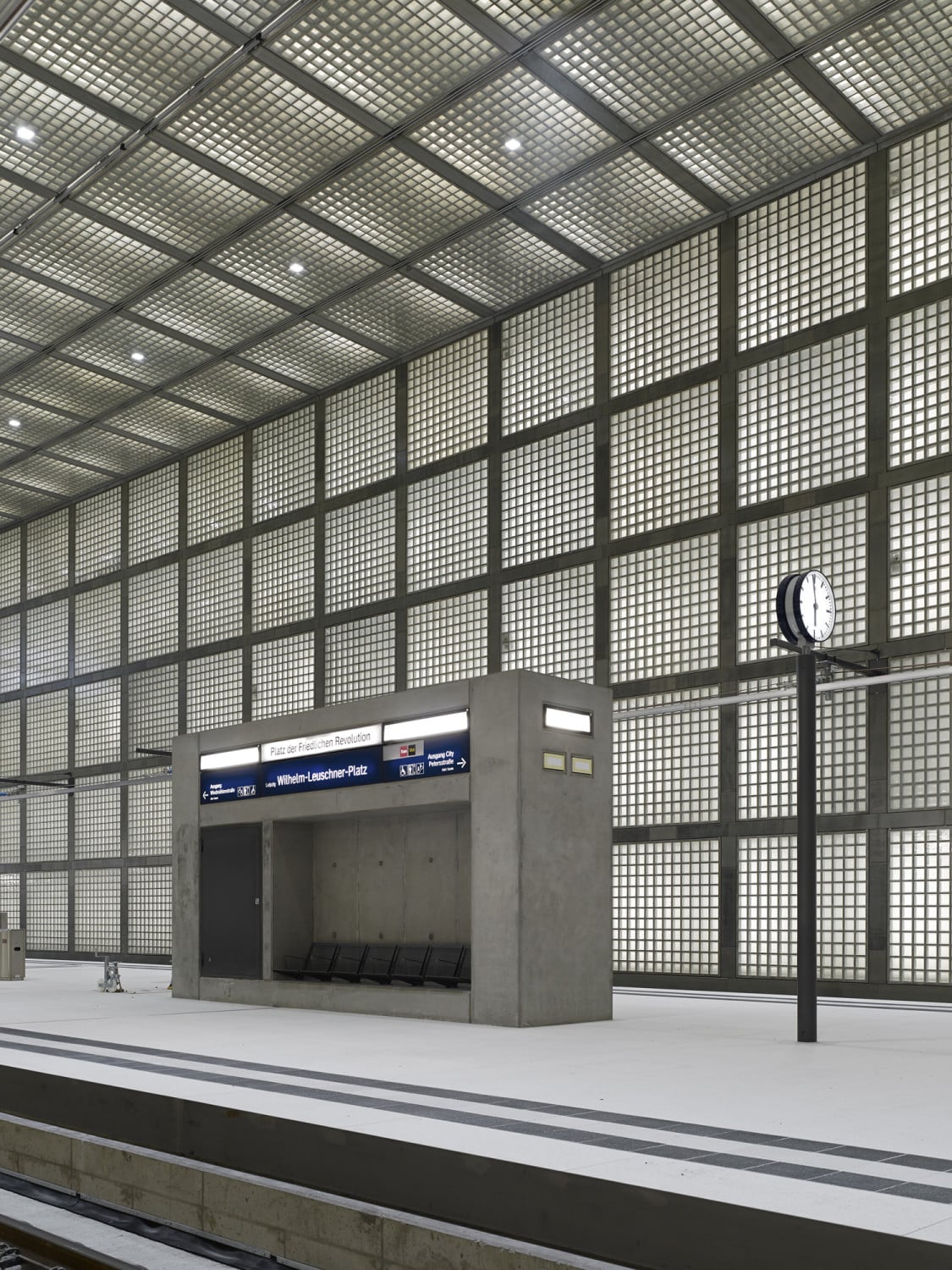 Alle notwendigen Möblierungen und Informationsstellen sind in insgesamt drei Betonboxen auf dem Bahnsteig untergebracht