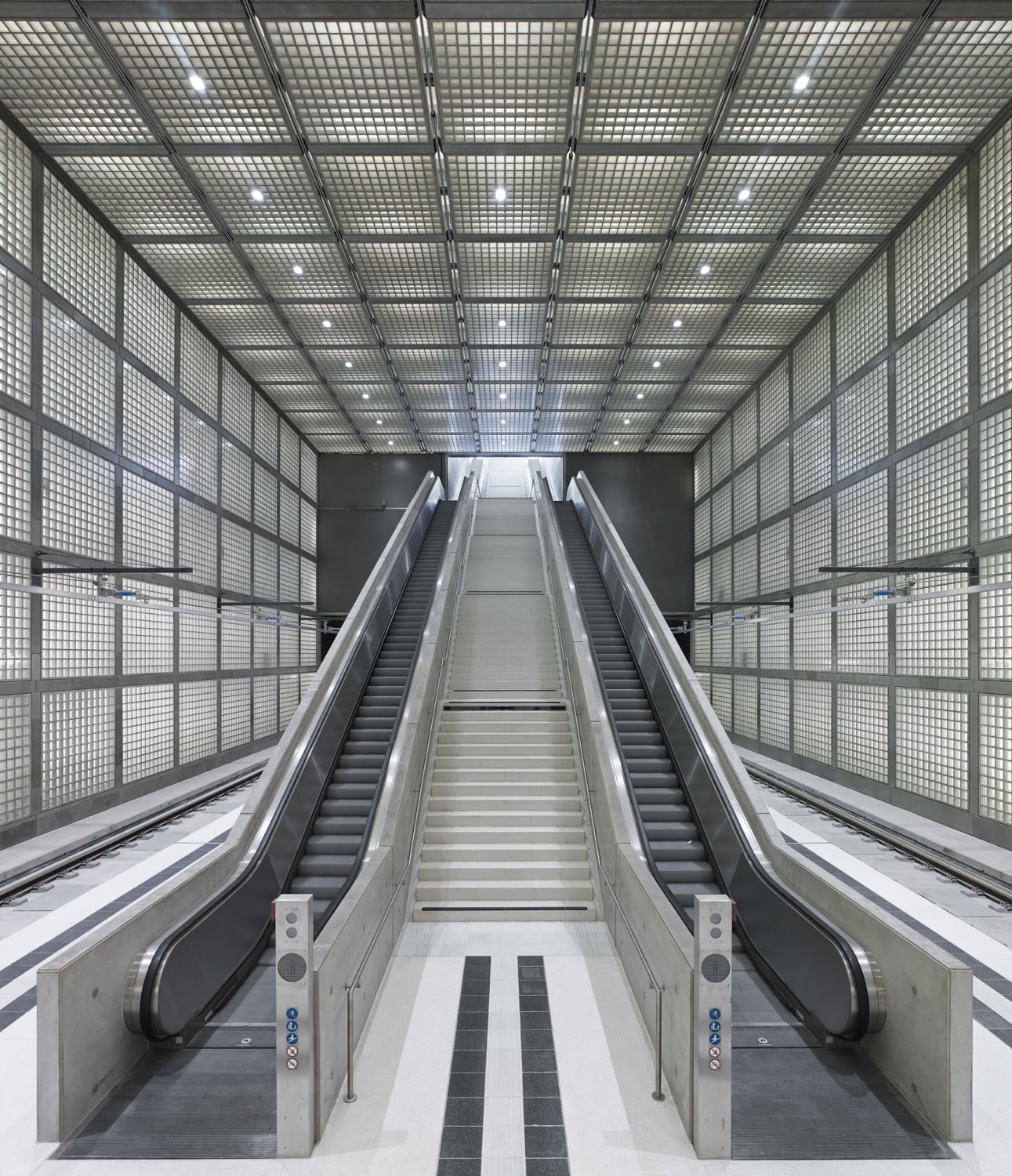 Die Beleuchtung des Bahnsteigs erfolgt zum einen über in die 15 Meter hohe Decke eingelassene HIT-Downlights