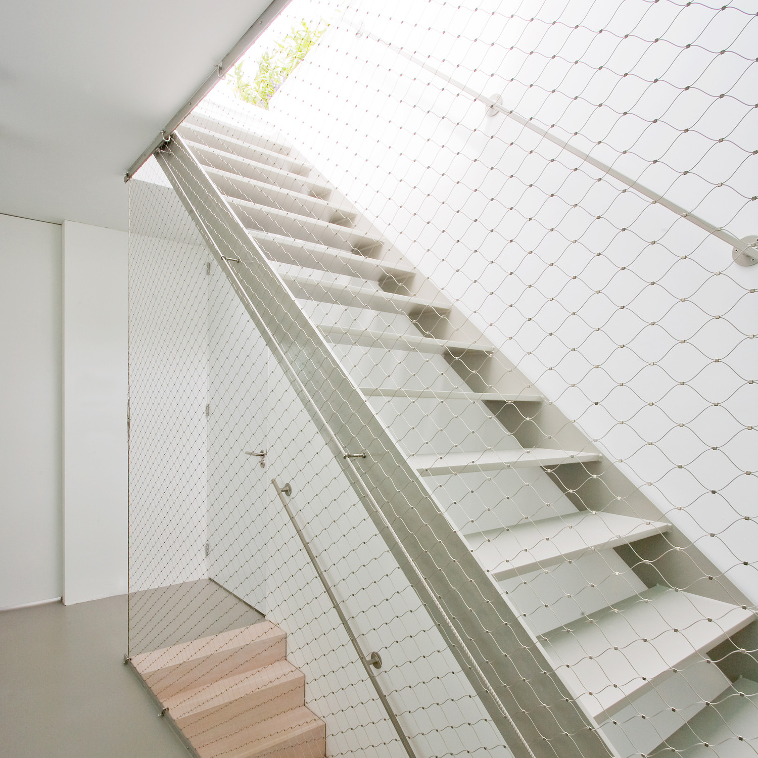 Die Treppe führt bis auf das begehbare Flachdach 