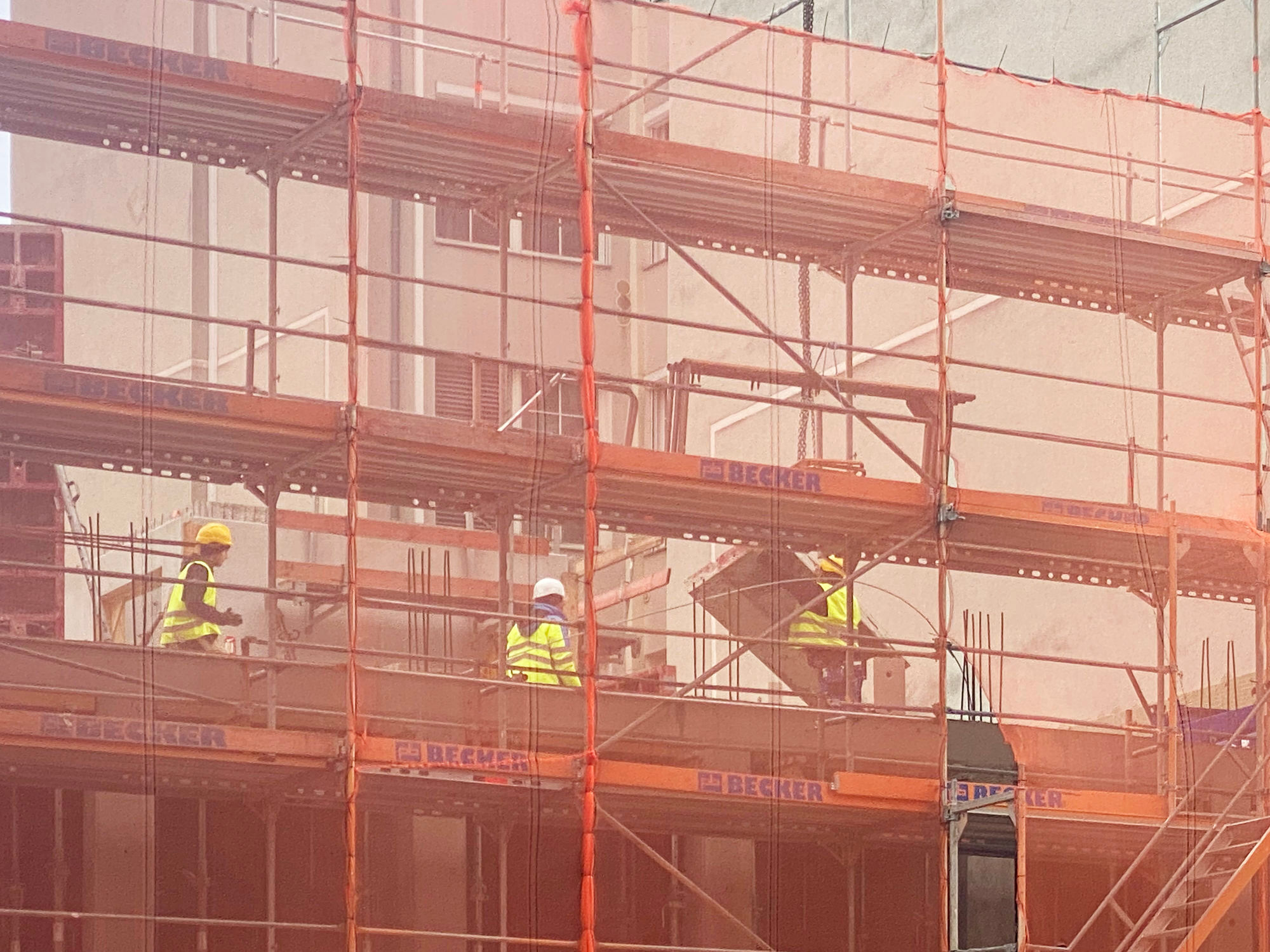 Gerüste werden ihrer Verwendung entsprechend in drei Hauptkategorien eingeteilt: Arbeitsgerüste, Traggerüste und Schutzgerüste.