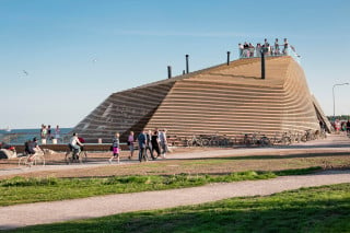 Die Architekten Ville Hara und Anu Puustinen vom Büro Avanto entwarfen Helsinkis vierte öffentliche Sauna mit angeschlossenem Restaurant und direktem Zugang zur Ostsee