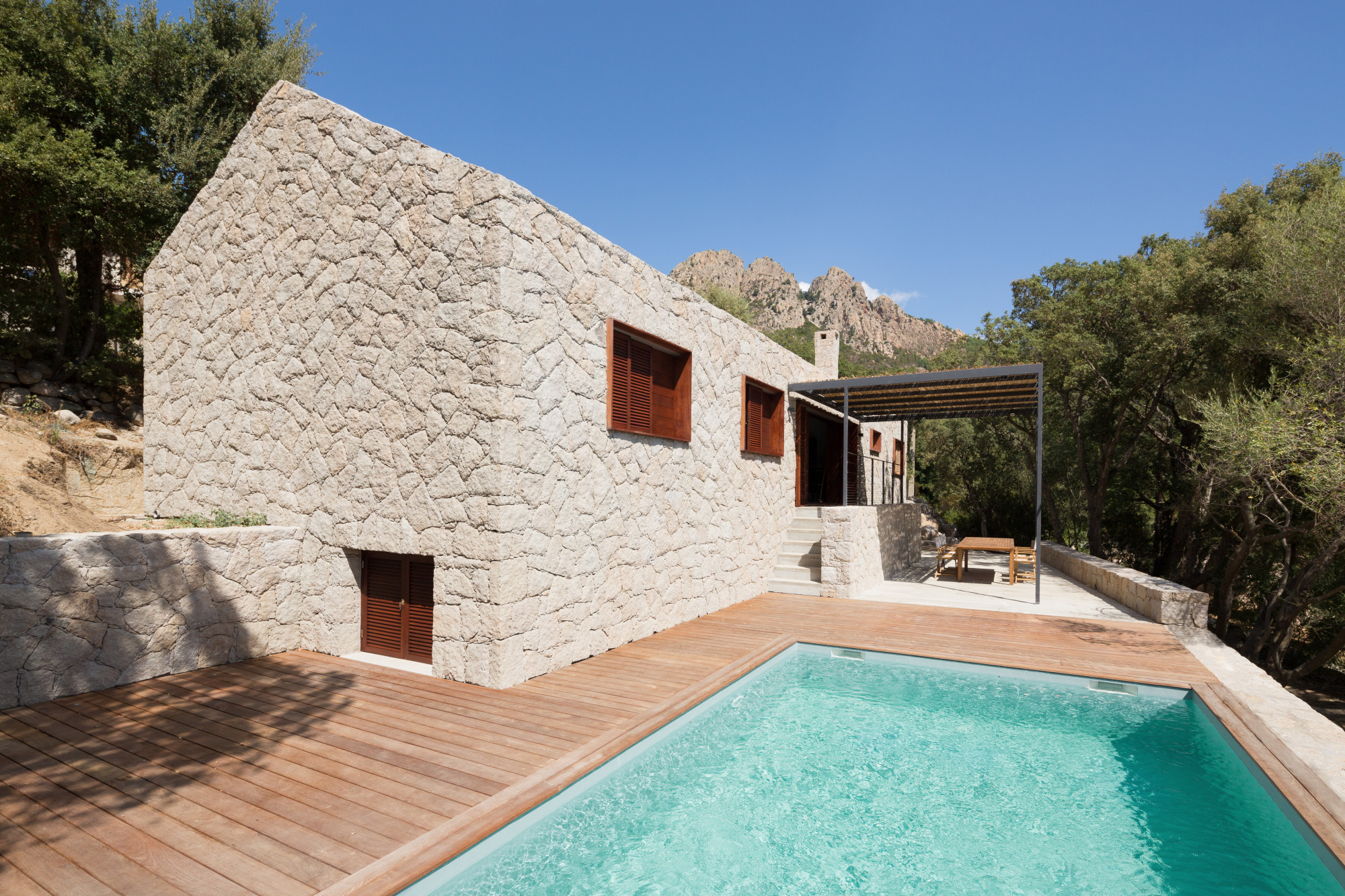 Terrasse und Pool liegen auf tieferem Niveau (Südansicht)