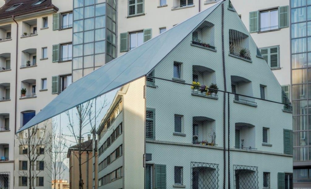 Im Hof der Wohnsiedlung Himmelrich in Luzern steht nach der Sanierung ein rundum verspiegeltes Gemeinschaftshaus