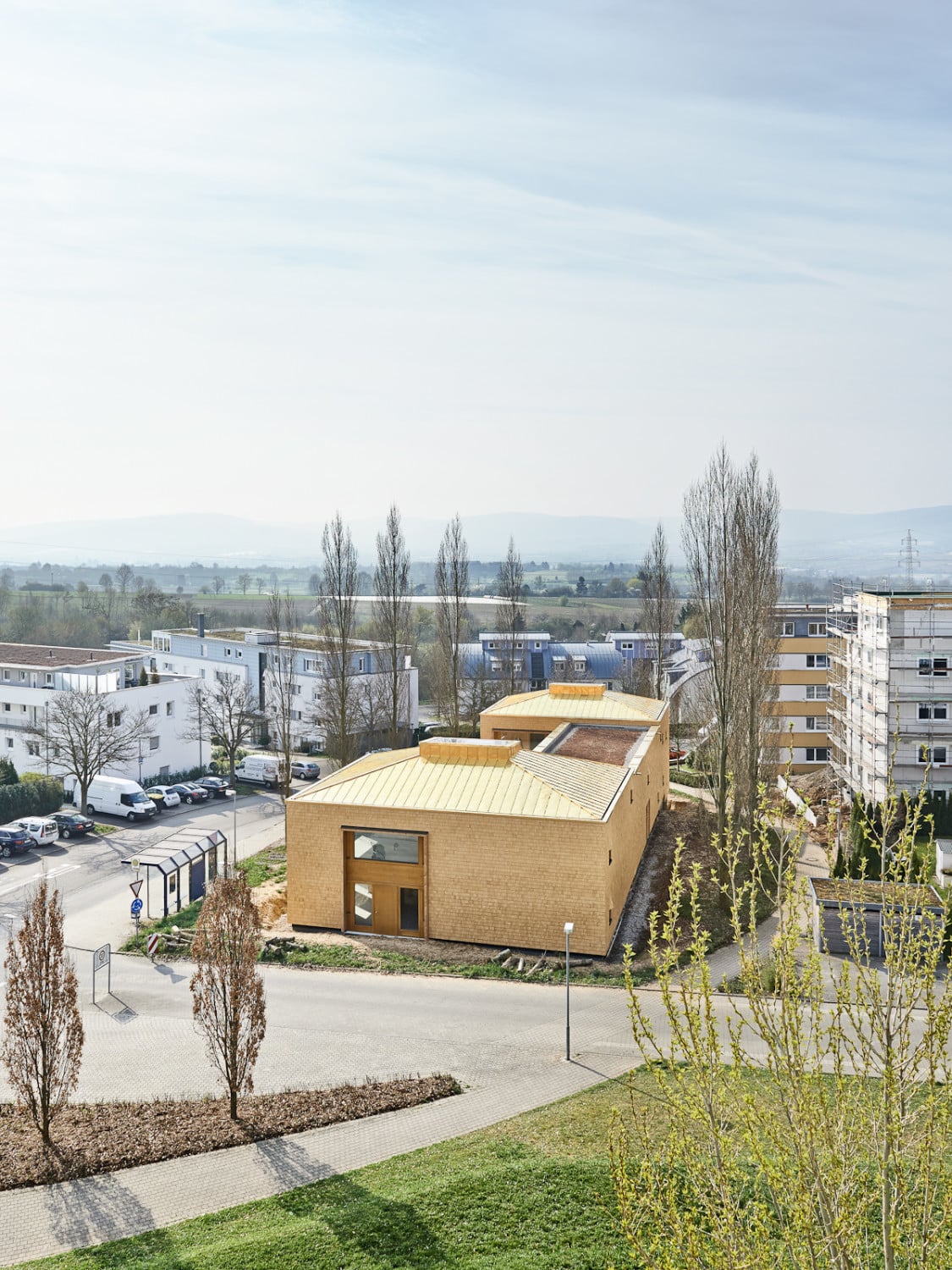 Mit den goldfarbenen Dächern und der Schindelfassade hebt sich das Kinderhaus Finkenburg deutlich von der Nachbarbebauung ab