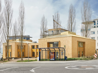 Das Kinderhaus Finkenburg besteht aus zwei verschieden großen Seitenhäusern und einem verbindenden Riegel (Nordostansicht)