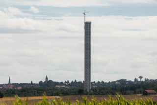Das 246 Meter hohe Bauwerk vor den deutlich kleineren Türmen der Stadt Rottweil