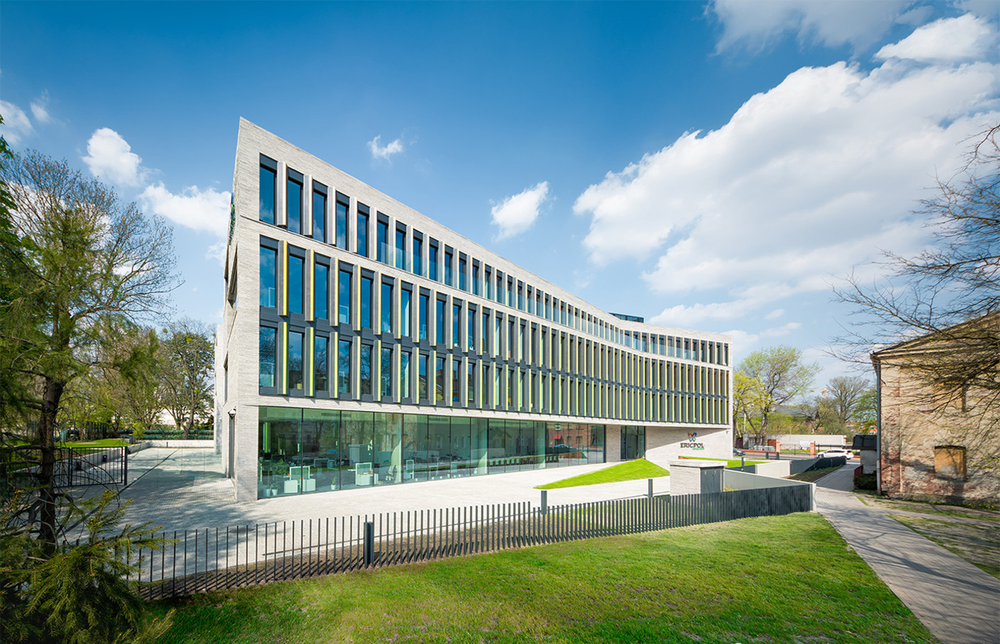 An der Süd- und Nordfassade verspringen das Erd- und Dachgeschoss konisch nach innen