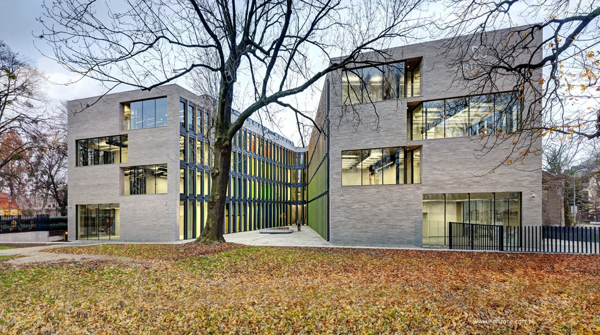 In Anlehnung an die alten Industriebauten wählten die Architekten hellgraue Handstrichziegel als Fassadenmaterial