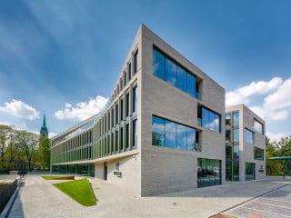 Das im Grundriss x-förmige Gebäude bietet Platz für rund 800 Mitarbeiter 