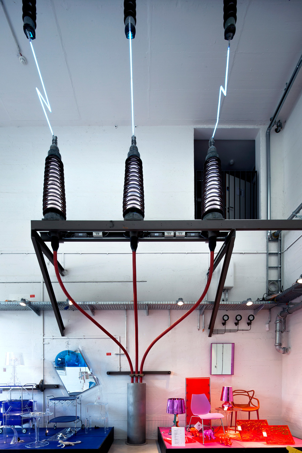 Vorhandene Lastenkräne, Schalttafeln, Kabel und Isolatoren wurden in das Innenraumkonzept integriert
