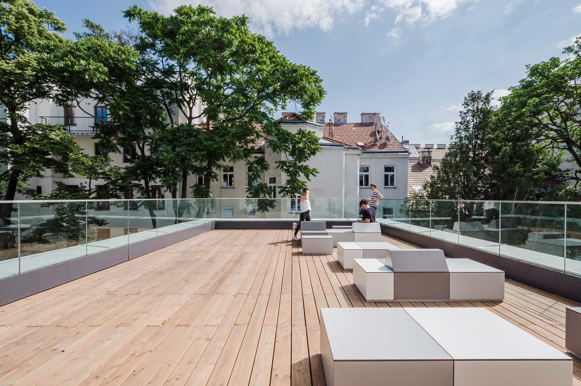 Auf der Dachterrasse im zweiten Obergeschoss können die Schüler frische Luft schnappen
