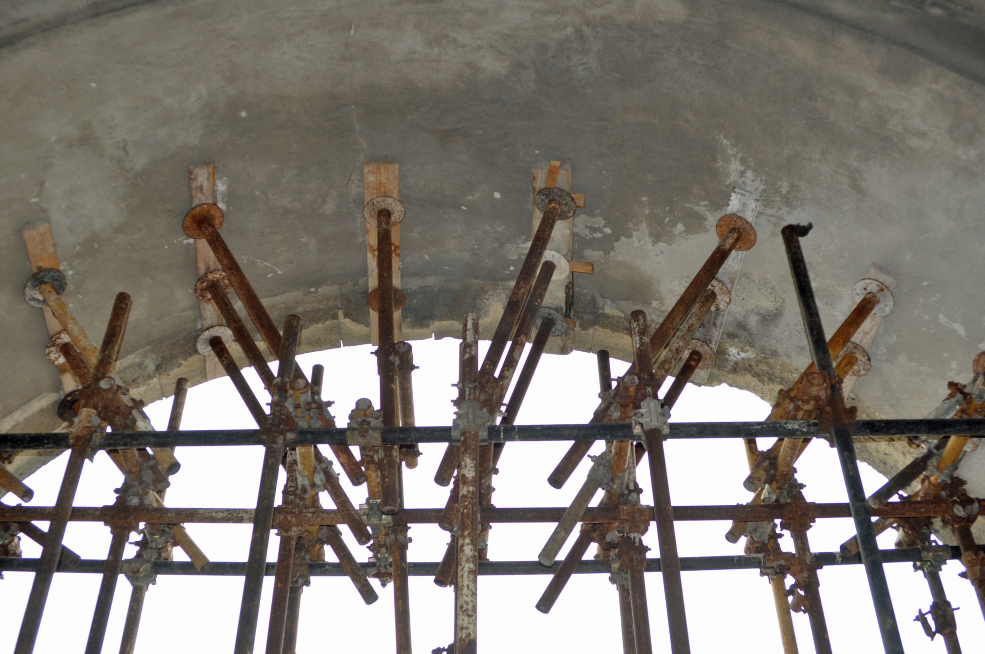 Ein Stahlrohr-Kupplungsgerüst besteht aus Stahlrohren, Kupplungen und anderen systemunabhängigen Gerüstbauteilen