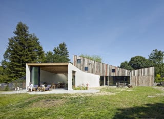 Als „Amöbe“ bezeichnen Mork-Ulnes Architects den Anbau, der in freiem Schwung westlich an das Haupthaus andockt