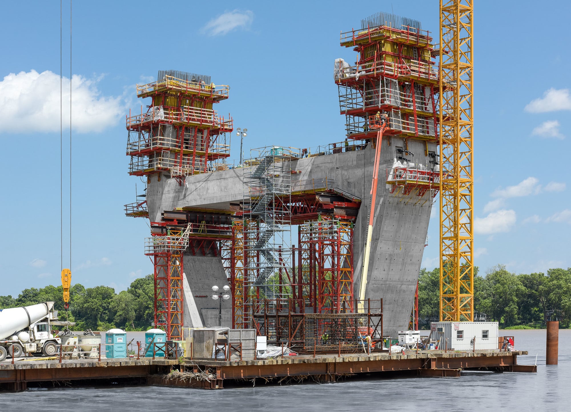 Traggerüste beim Bau der 762 Meter langen Schrägseilbrücke über den Ohio River zwischen den Bundesstaaten Kentucky und Indiana