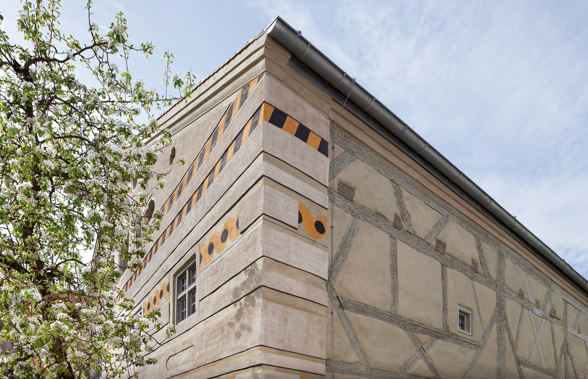Am aufwendigsten wurde die nach Osten weisende breite Giebelfläche wiederhergestellt, unverputzt war und blieb hingegen die Fassade entlang der Ringgasse
