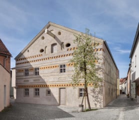 Das zum Kulturhaus umgebaute Jurahaus stammt aus dem Jahr 1715 und war vorher eine Metzgerei (Nordostansicht)