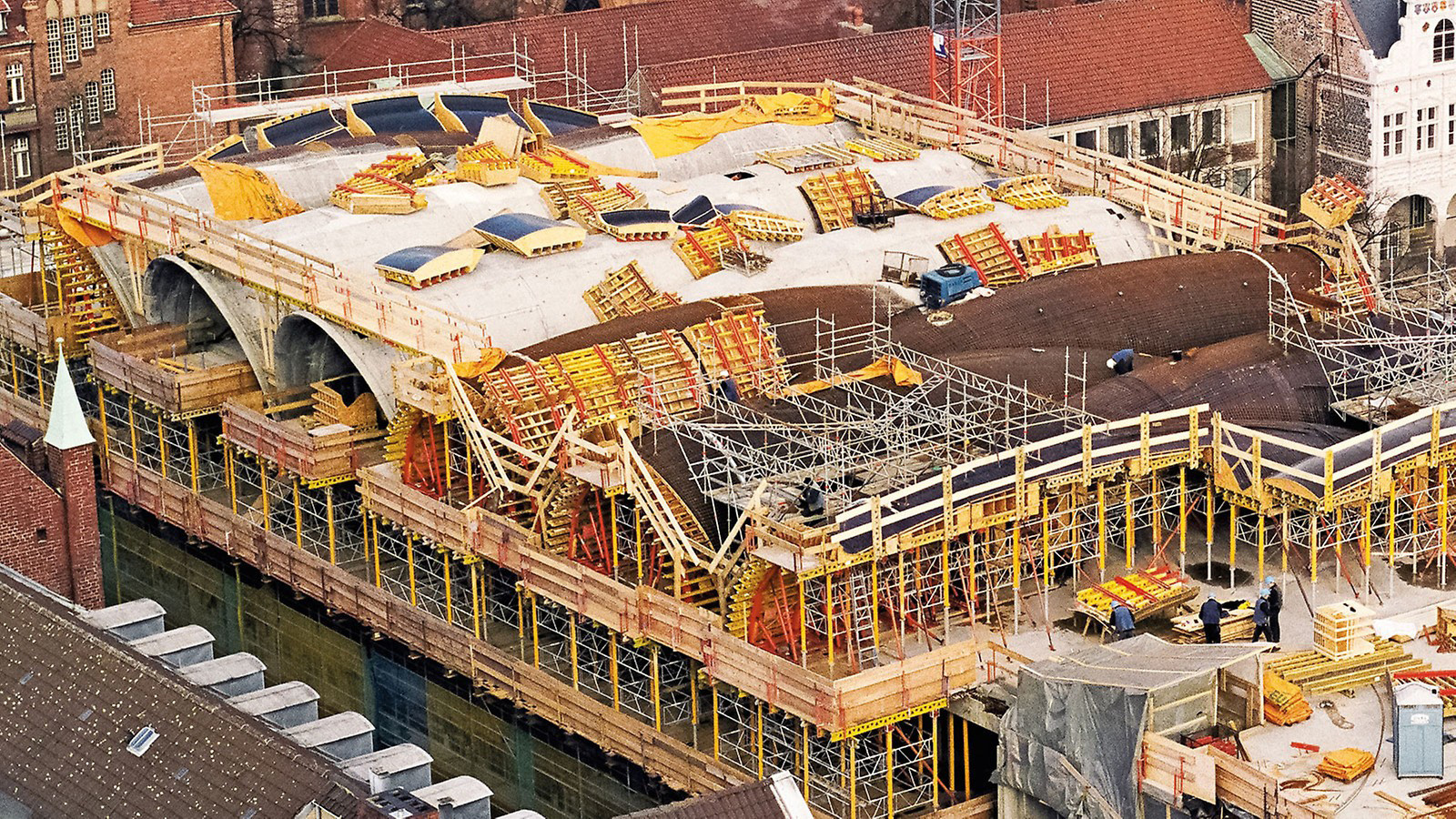 Herstellung von komplex gekrümmten Stahlbetonbauteilen mit maßgeschneiderten Schalungen
