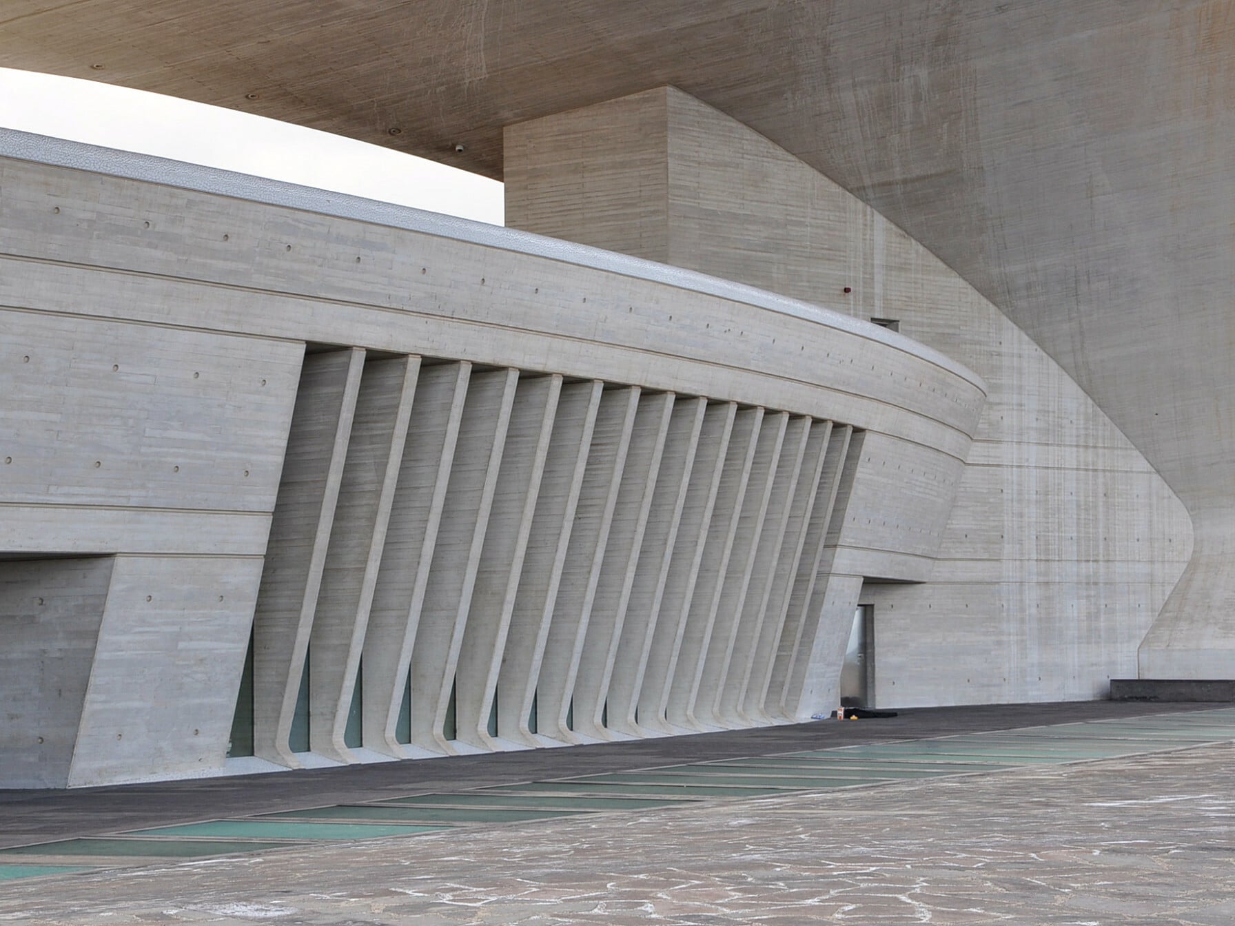 Die Gliederung der Betonoberfläche folgt den Vorstellungen der Architekturplanung oder ist die Folge von notwendigen Arbeits- und /oder Systemfugen (Abbildung: Auditorio de Tenerife; Architektur: Santiago Calatrava).