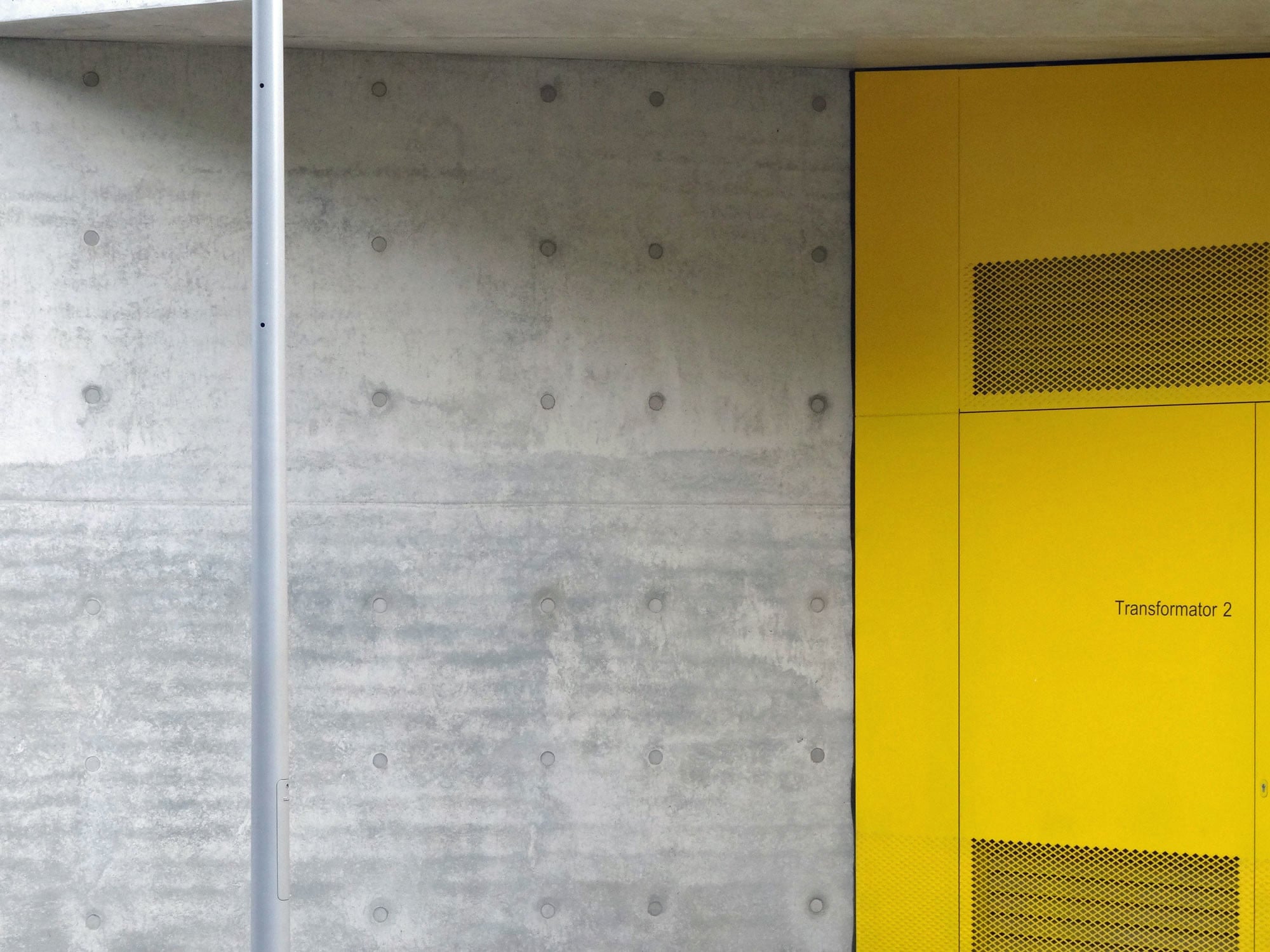 Vor allem die Dimensionen und die Beschaffenheit der Schalelemente spielen eine Rolle für die Flächengestaltung (Abbildung: Gleichrichterwerk 106 in Berlin; Architektur: Bolwin Wulf).