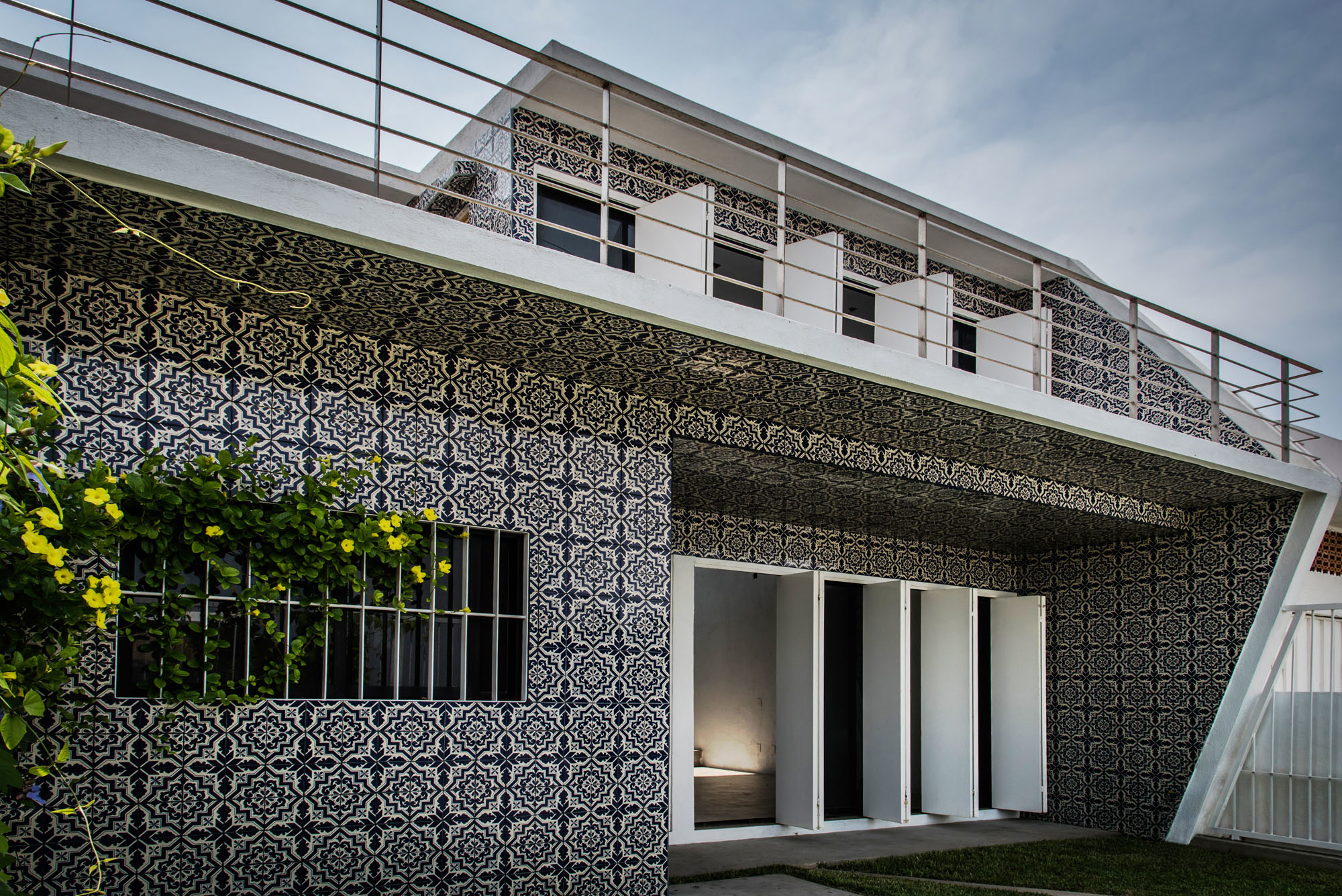 Blickfang ist die Keramikfassade aus Talavera-Fliesen mit ornamentalen Mustern in Weiß-blau