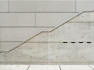Anker verbinden Schalung und Konterschalung und verhindern das Auseinandertreiben von Schalung und Beton