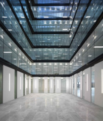 Das Brandschutzglas Contraflam Mega hat die Maße 2,30  x 4,60 Meter