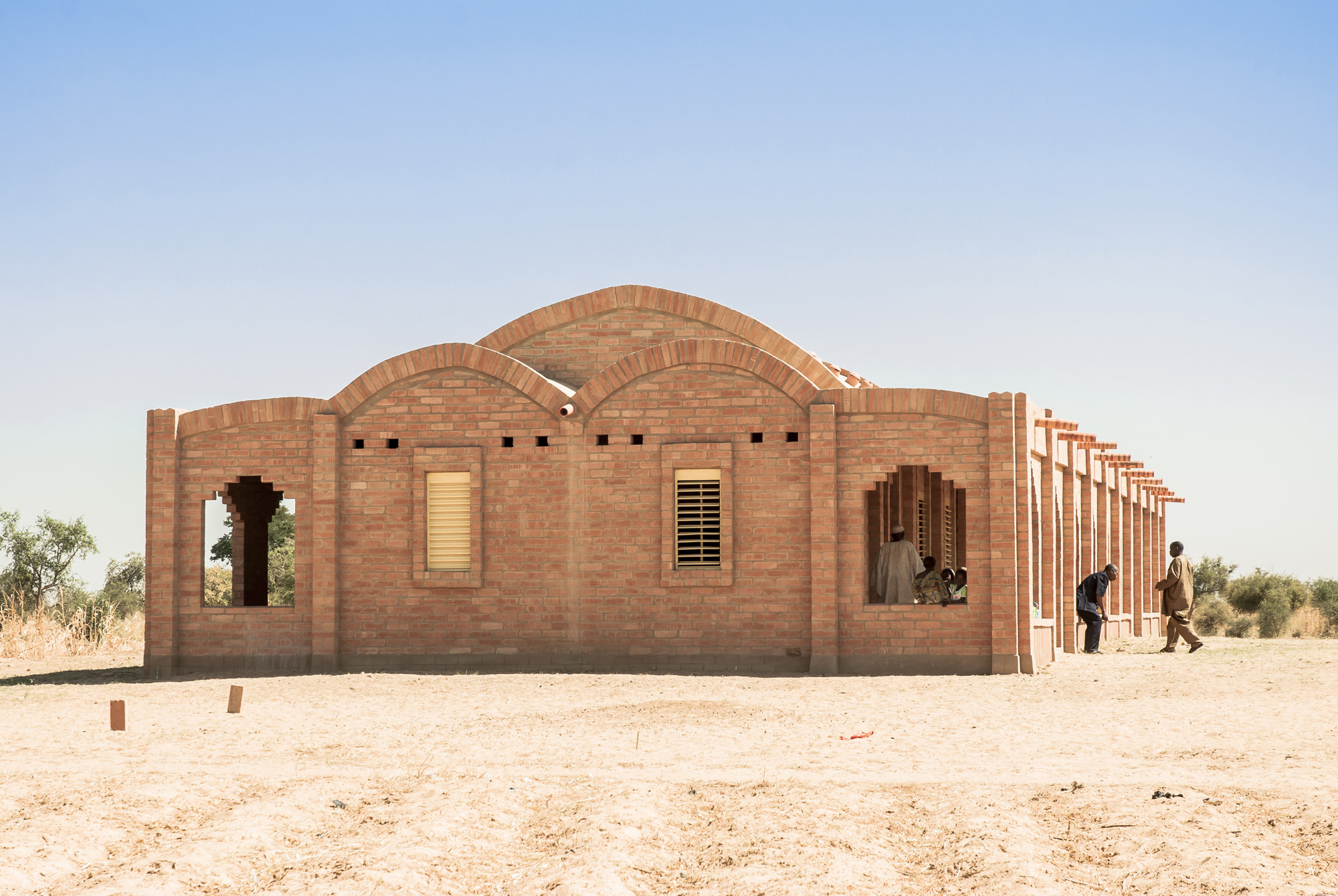 Die Formensprache der Grundschule ist an die lokale Architektur der Volksgruppe der Dogon angelehnt