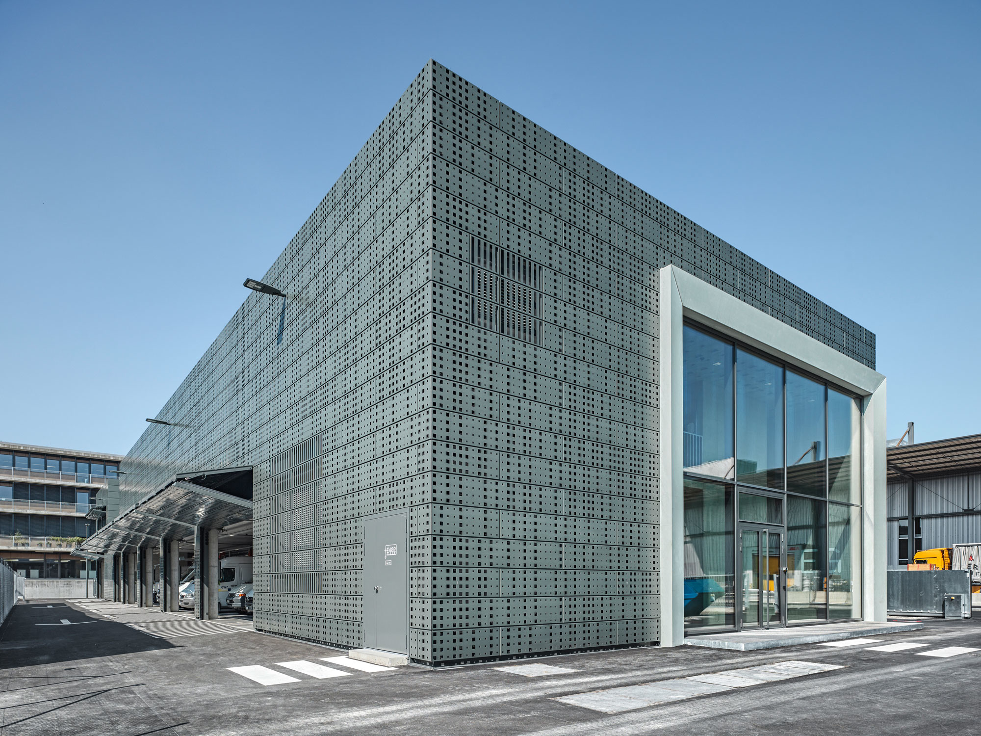 Nur das Eingangsportal gen Osten und ein Schaufenster an der Nordseite sind von der Metallfassade abgehoben