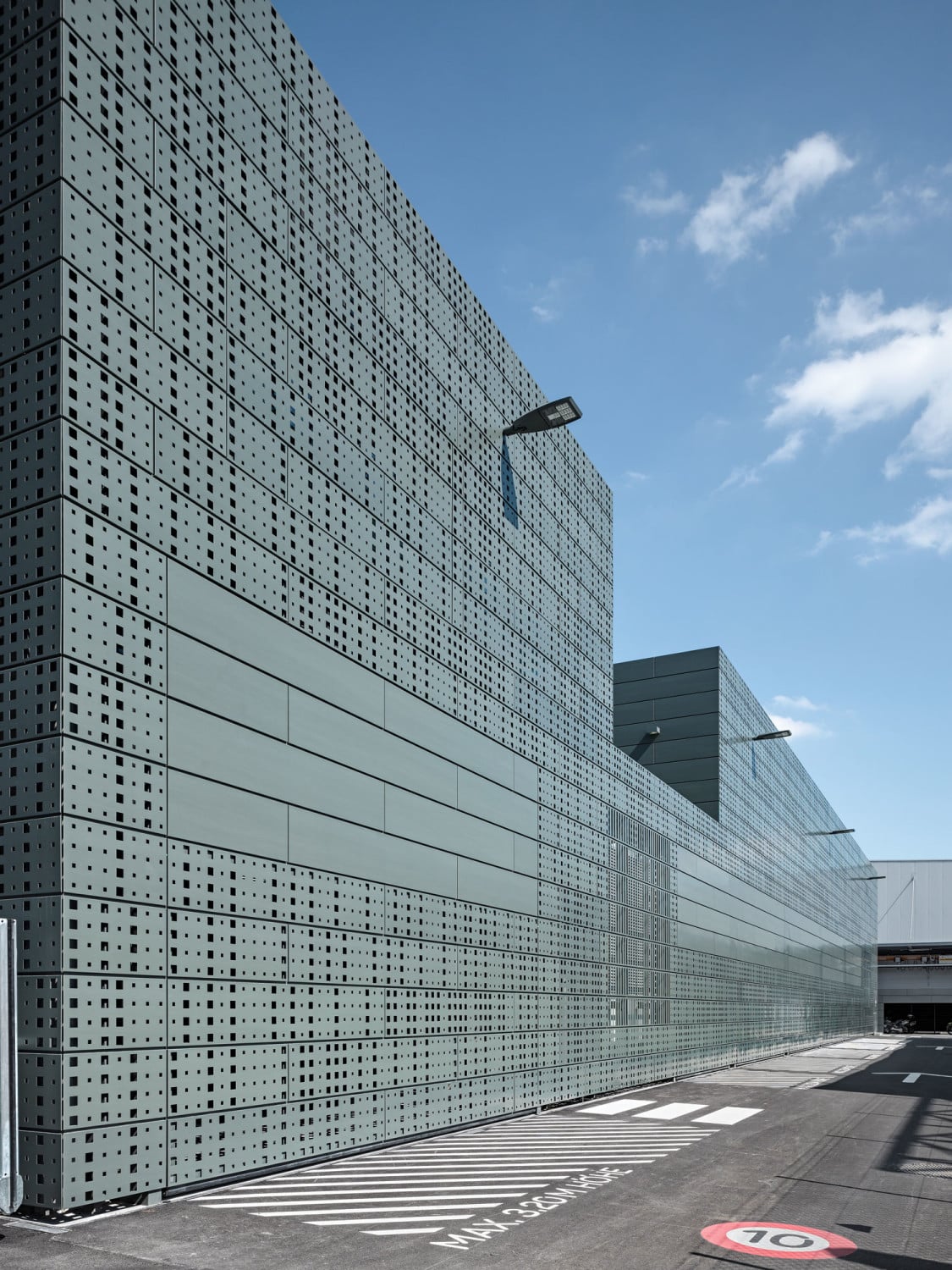 Südfassade in geschlossenem Zustand
