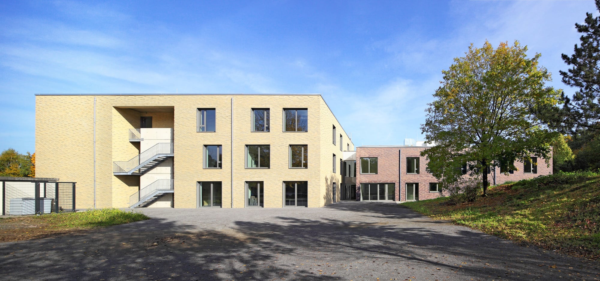 Haus C mit außenliegendem Nottreppenhaus (von Südwesten)