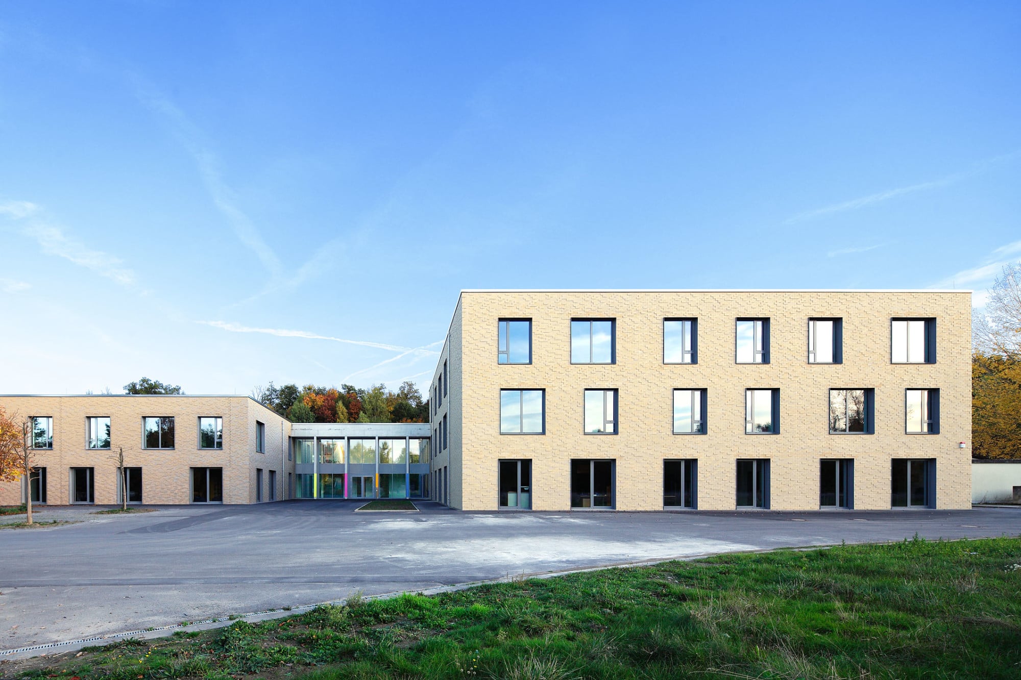 Die Häuser A, B und C sind um einen Erschließungsbau gruppiert