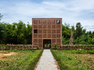 Von Osten führt eine lange Zuwegung zum Atelierhaus