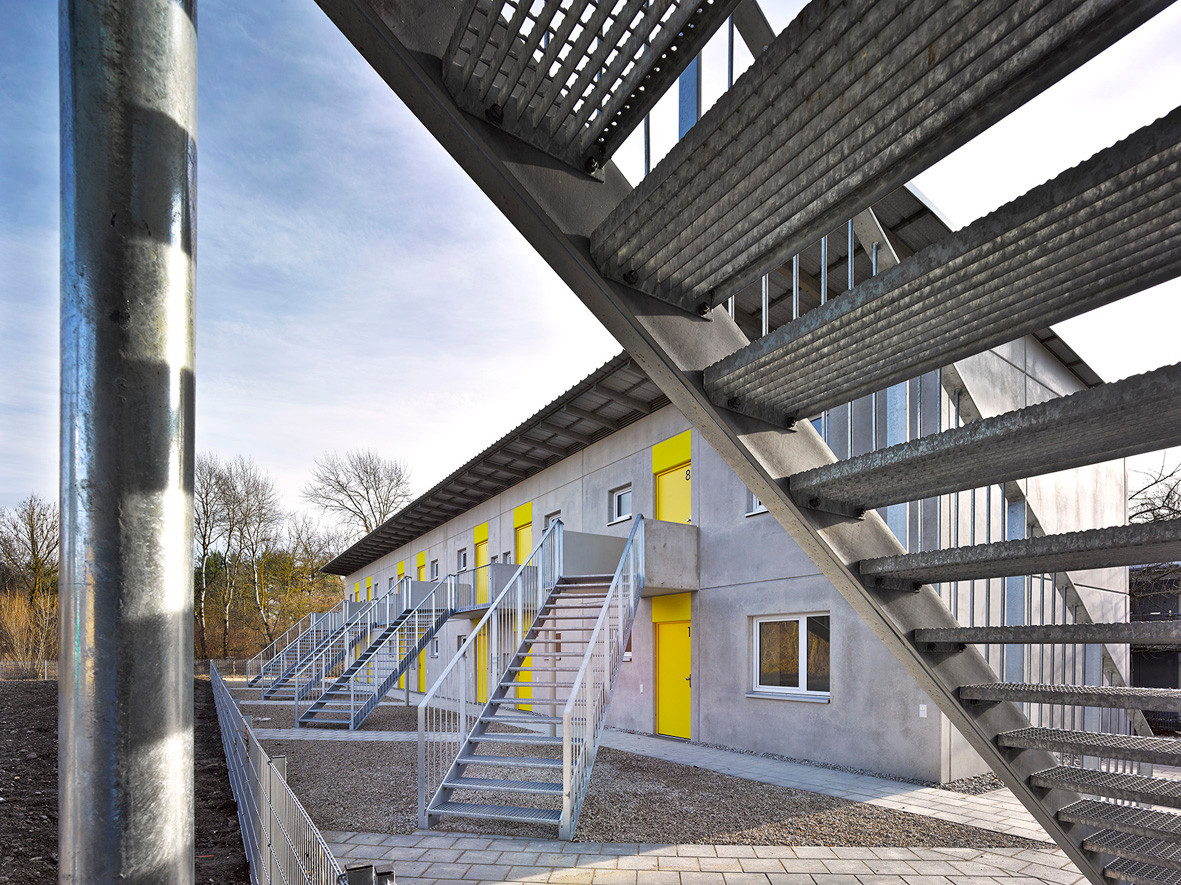 Günstiger als ein Laubengang war die Erschließung der Wohnungen im Obergeschoss über Stahltreppen