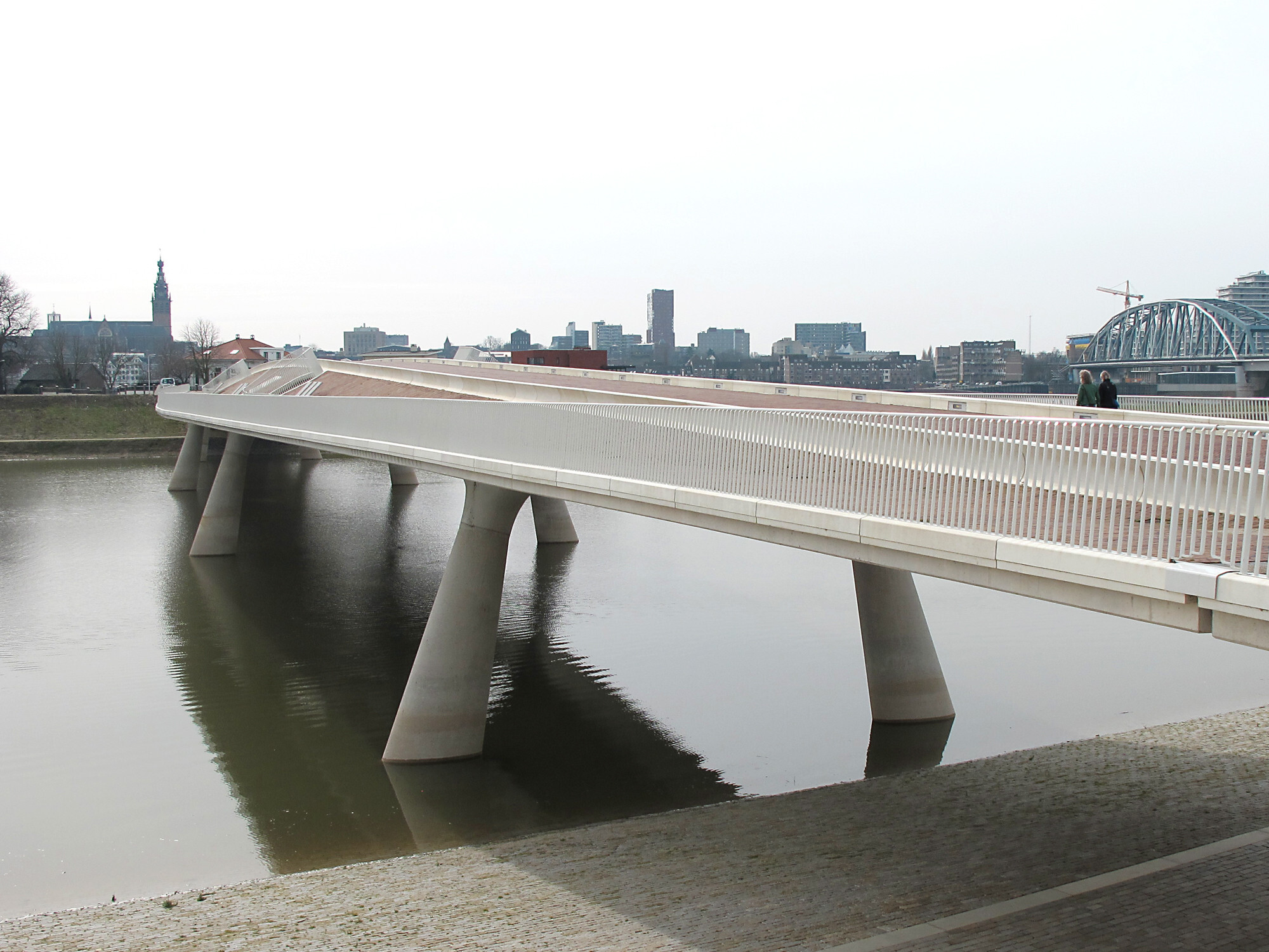 Mithilfe eines Lehrgerüsts errichtete De-Lentloper-Brücke in Nijmegen (Entwurf und Planung: Ney & Partners, Brüssel)